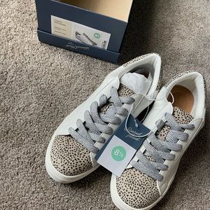 Universal threads cadey sneaker